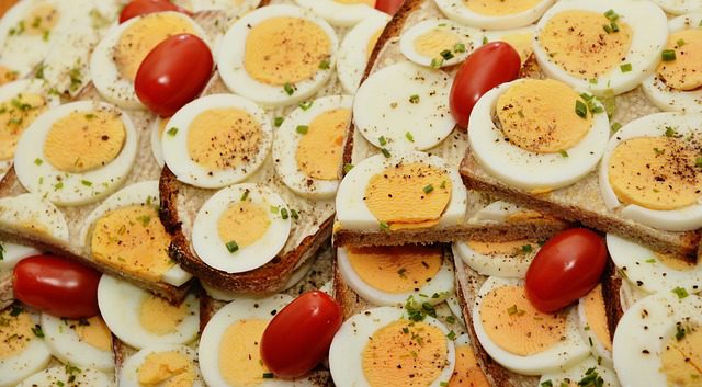 عنيد الموت حقيقة  السعرات الحرارية - الكربوهيدرات - العناصر الغذائية في البيض المسلوق - الجواب